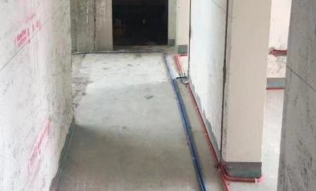 水電管排布引發(fā)分歧，師傅說維修方便，業(yè)主卻要推翻重來